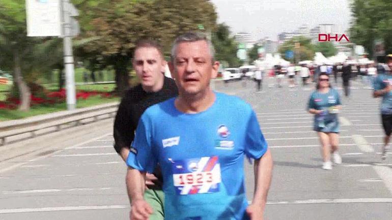 Kadıköy'de düzenlenen halk koşusuna Özgür Özel de katıldı