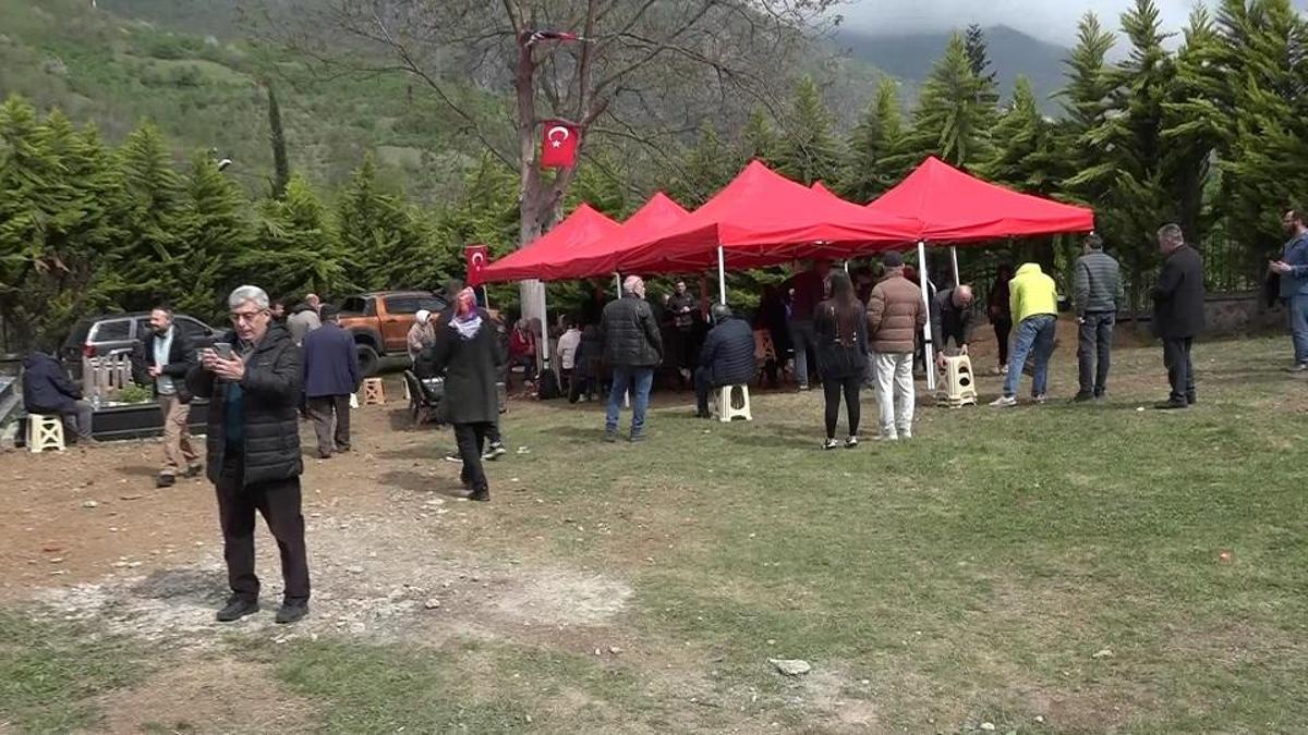 BU DÜNYADAN BİR VOLKAN KONAK GEÇTİ: Sevenleri Trabzon Maçka'daki kabrini ziyaret ediyor