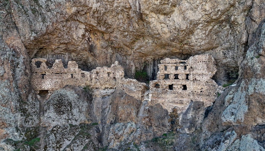 Alicin Manastırı, Sümela Manastırı ile olan benzerliğiyle dikkat çekiyor: Adını bir eşkıyadan almış