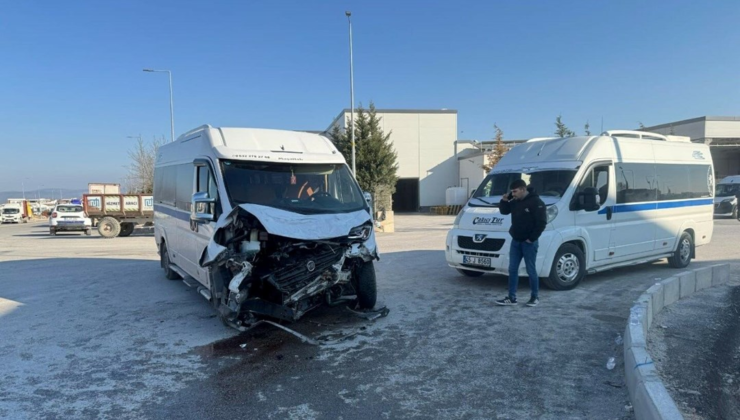 Manisa’da iki servis minibüsü çarpıştı: 19 yaralı