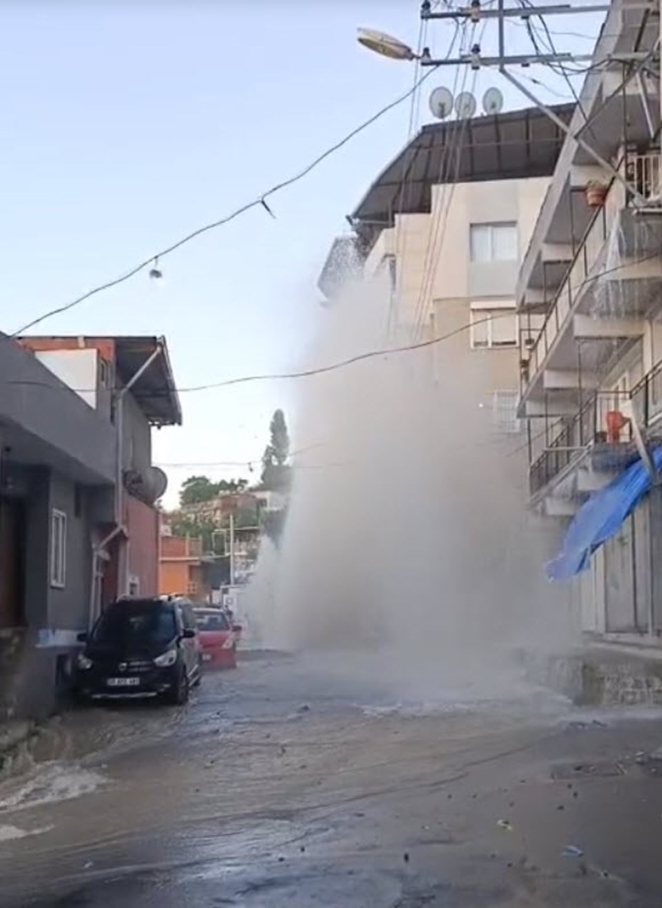 İzmir’de su borusu patladı: Çok sayıda araç hasar gördü