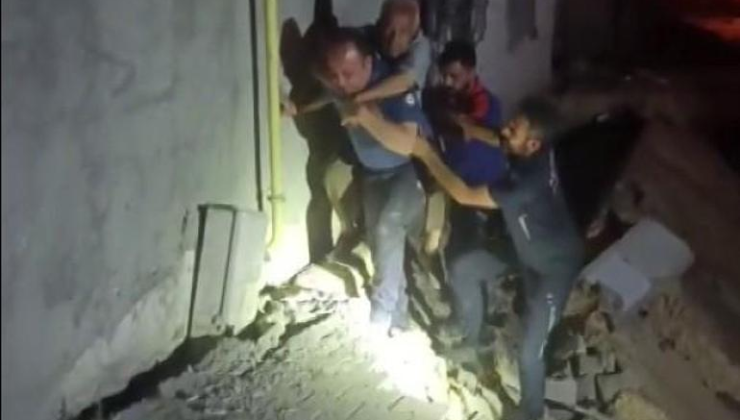 Çöken binada mahsur kalan adamı polisler sırtında taşıdı