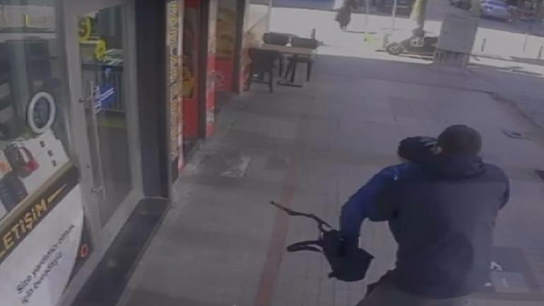 Oyuncak tabancalı soyguncuya esnaftan meydan dayağı