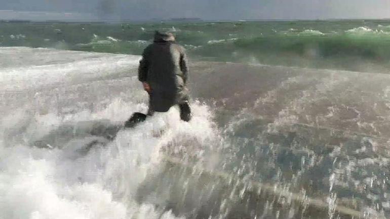 İstanbulda fırtına şiddeti artıyor: CNN TÜRK muhabirinin canlı yayında zor anları