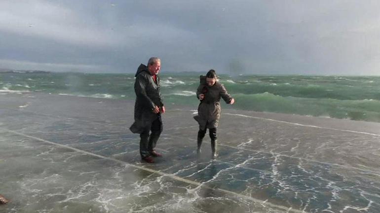 İstanbulda fırtına şiddeti artıyor: CNN TÜRK muhabirinin canlı yayında zor anları