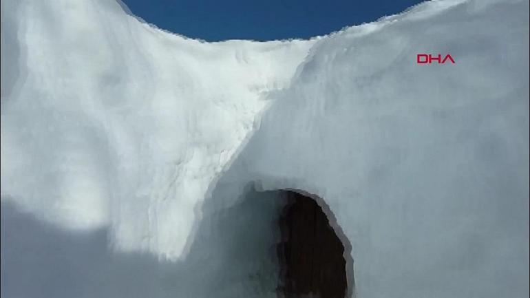 Kar 2 metreyi geçti, çözüm tünel oldu