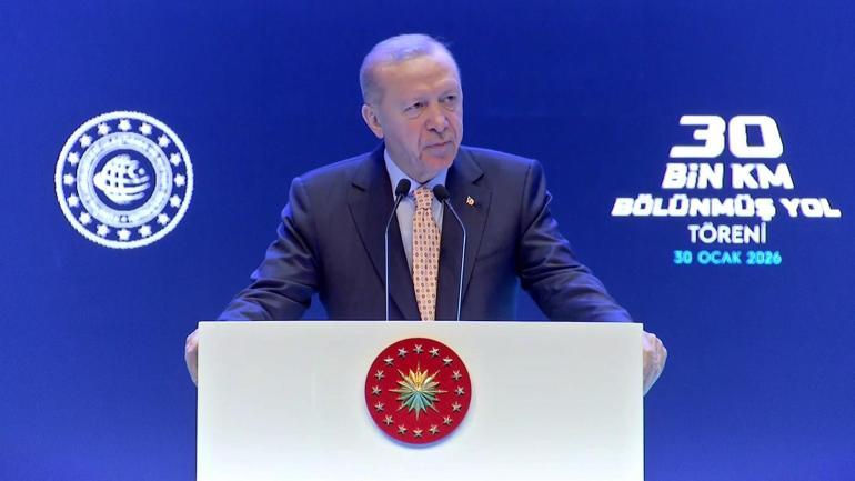SON DAKİKA...Cumhurbaşkanı Erdoğandan Özgür Özele: Kameralar önünde mikrofon tokatlıyorlar