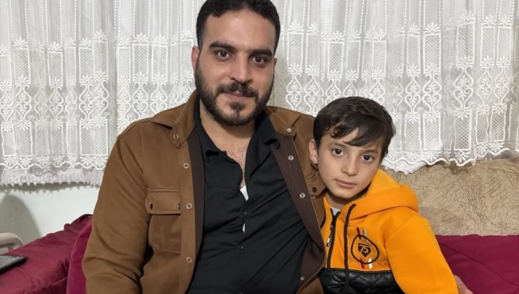 Bayrampaşa'da ambulansa yol açmak için trafiği yönlendiren çocuk ve babası konuştu