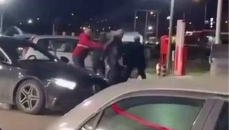 Akaryakıt istasyonunu boks ringine çevirdiler