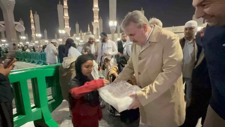 BBP Genel Başkanı Destici, Mescid-i Nebevi'de vatandaşlarla buluştu