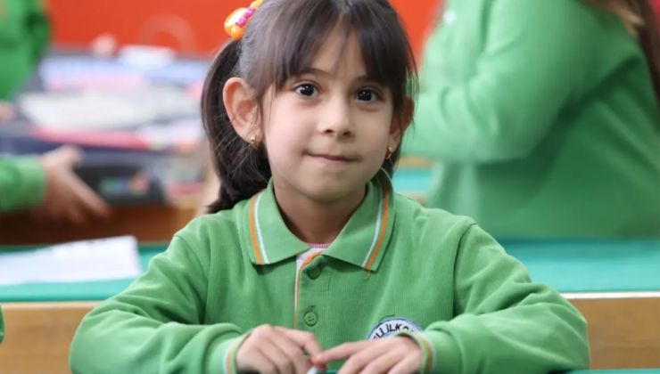 Türk bayrağı motifinin üzerindeki karı temizleyip öpen Zeynep, karnesini aldı