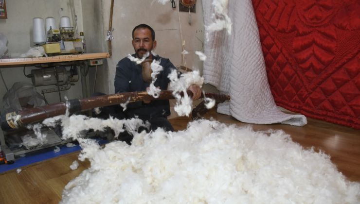 Gelişen teknolojiye rağmen yayı ve tokmağıyla hallaçlık yapıyor, gelecek kuşaklara miras bırakıyor
