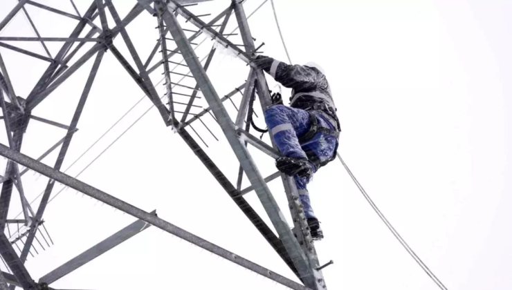 Bakan Bayraktar: "Vatandaşlarımıza kesintisiz enerji akışı sağlamak için ekiplerimiz 7 gün 24 saat sahada"