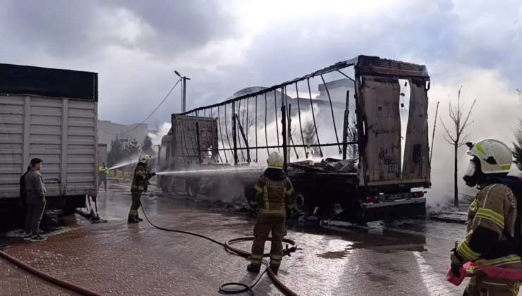 İnegöl'de park halindeki sünger ve mobilya yüklü tır dorseleri alev alev yandı