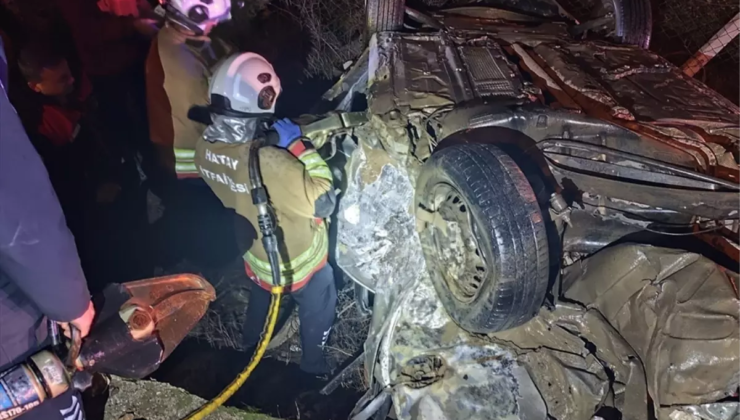 Hatay'da iki otomobilin çarpışması sonucu 2 kişi öldü, 3 kişi yaralandı