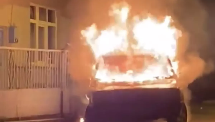 Karabük'te park halindeki otomobil alev alev yandı