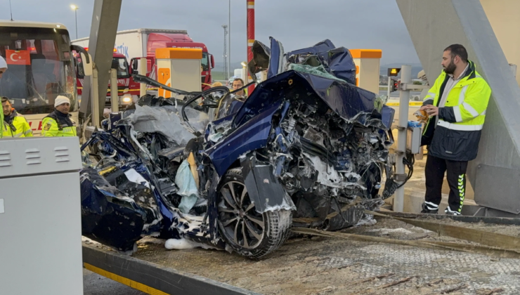 Silivri’de otomobil gişe ile otobüs arasına sıkıştı. Ölü ve yaralılar var