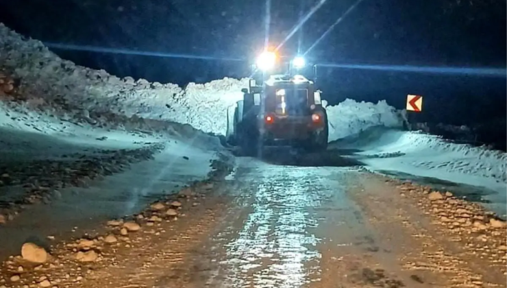 Gümüşhane'de Yağmurdere karayoluna çığ düştü