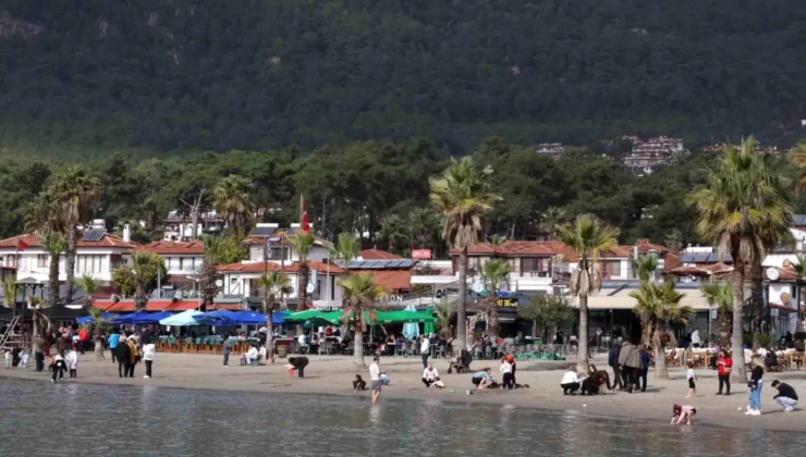 Akyaka'da güneşli hava sahilleri doldurdu