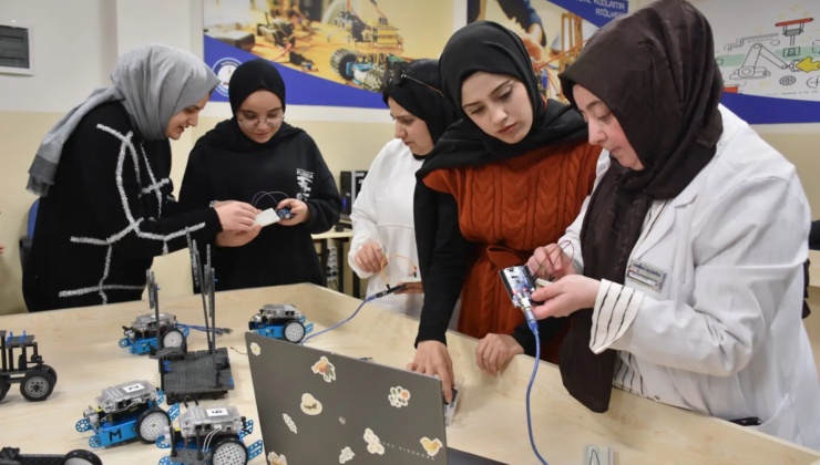 Anneler ve kızları geleceği tasarlıyor. Robotik kodlamayla sınırları zorladılar