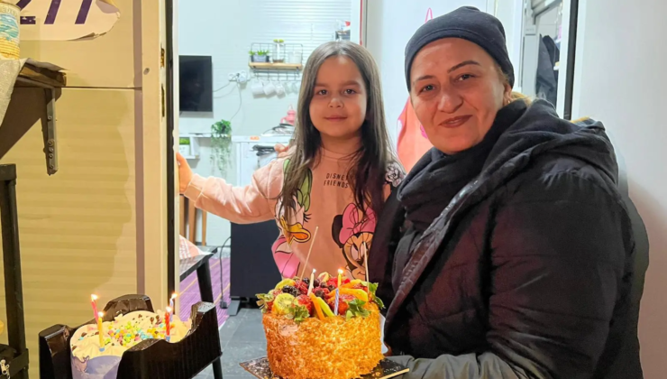 Enkazdan kurtulan Alya 4 yaşına girdi. Umutla üflediği pastasından oyuncak diledi