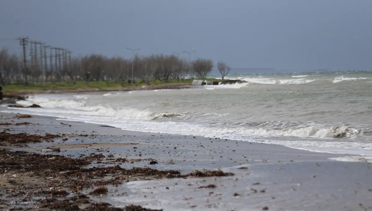 Çanakkale Boğazı’nda transit gemi geçişlerine fırtına engeli