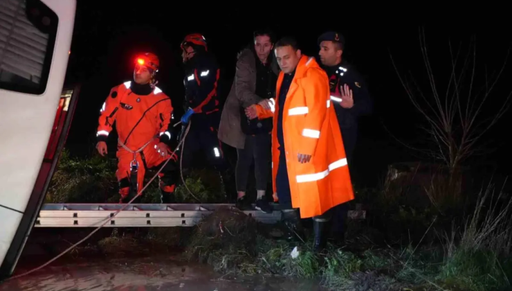 Edirne'de minibüs sulama kanalına düştü: Mahsur kalanlar kurtarıldı