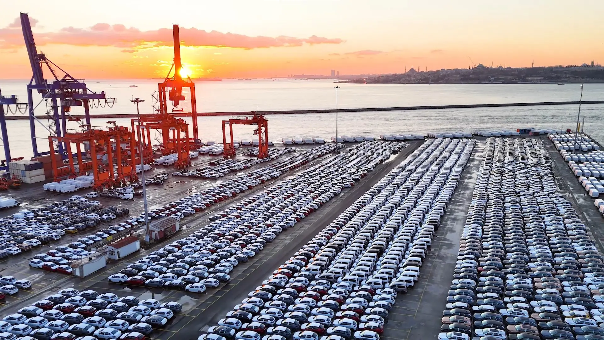 Binlerce araç bir arada bekletiliyor. Haydarpaşa limanı adeta oto galeri oldu