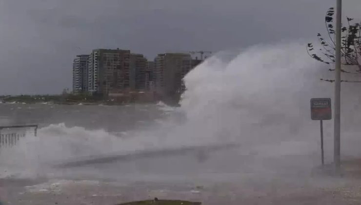Fırtına nedeniyle Zeytinburnu Sahili'nde dev dalgalar oluştu