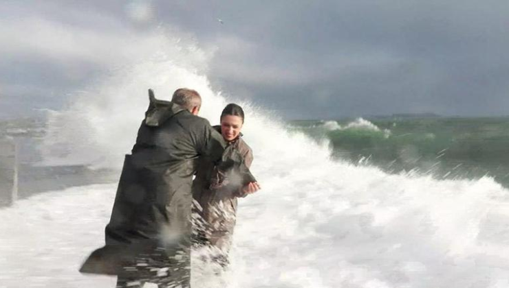 İstanbul'da fırtına şiddeti artıyor: CNN TÜRK muhabirinin canlı yayında zor anları