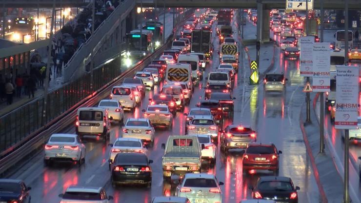 Okullarda ara tatil sona erdi: İstanbul'da trafik yoğunluğu