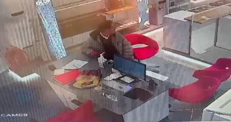 Başvuru için geldi, telefonu çalıp kaçtı