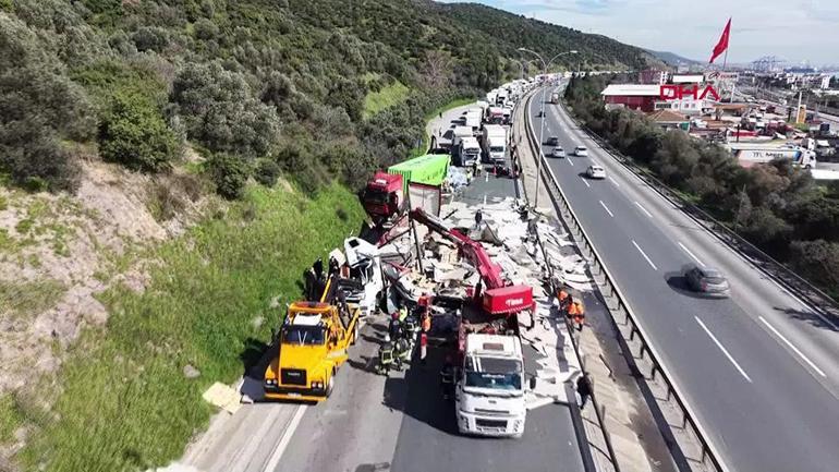 Son dakika haberi: TEMde lastiği patlayan TIRa çarpan TIR devrildi: İstanbul yönü ulaşıma tekrar açıldı