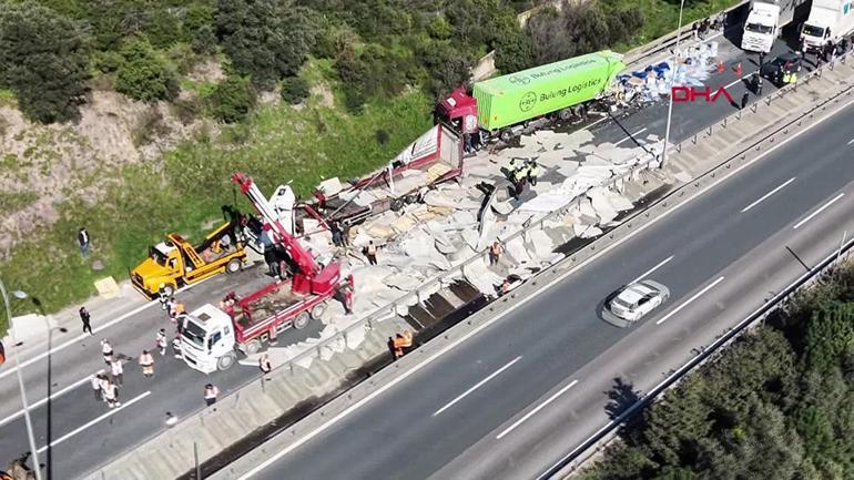 Son dakika haberi: TEMde lastiği patlayan TIRa çarpan TIR devrildi: İstanbul yönü ulaşıma tekrar açıldı