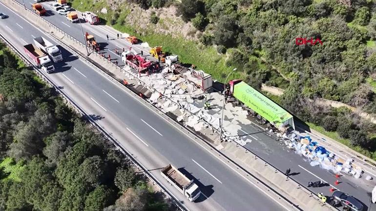 Son dakika haberi: TEMde lastiği patlayan TIRa çarpan TIR devrildi: İstanbul yönü ulaşıma tekrar açıldı