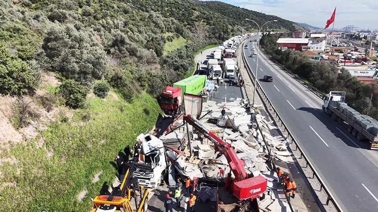 Son dakika haberi: TEM'de lastiği patlayan TIR'a çarpan TIR devrildi: İstanbul yönü ulaşıma tekrar açıldı
