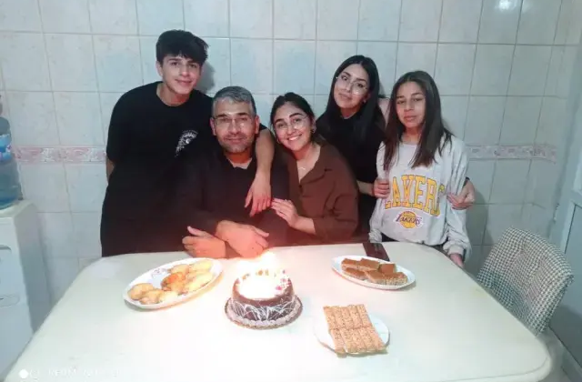 Depremde tüm ailesini kaybeden baba, 04.17'de mezar başında gözyaşlarına boğuldu