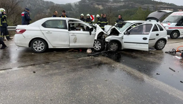 Burdur’da iki otomobil kafa kafaya çarpıştı