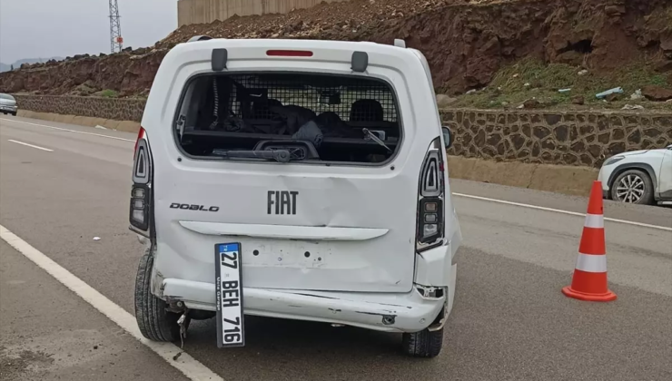 Gaziantep'te otomobille hafif ticari aracın çarpıştığı kazada 5 kişi yaralandı
