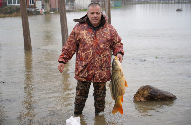 Meriç Nehri taştı, vatandaşlar tarla ve bahçelerde kilolarca balık yakaladı