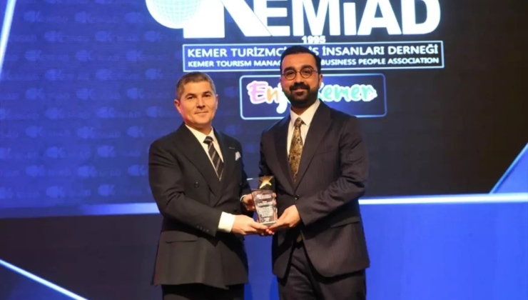 Kemer Devlet Hastanesi Başhekimi Dağlı'ya ödül verildi