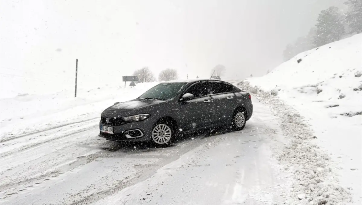 Ardahan'da kar ve tipi nedeniyle yolda mahsur kalan 3 araç kurtarıldı