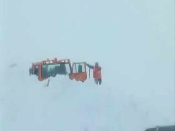 Muş-Kulp kara yolunda iş makinesinin üzerine çığ düştü