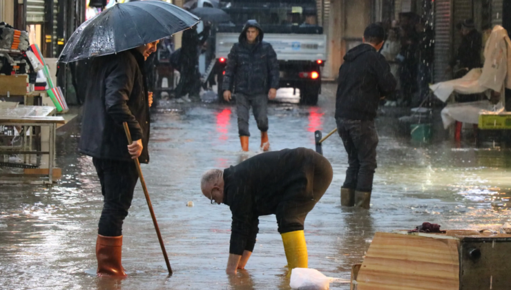 İzmir’de sağanak ve fırtına: Caddeler göle döndü, ağaçlar devrildi
