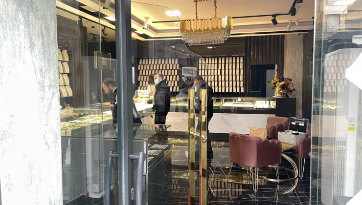 Kar maskeli ve silahlı üç kişi kuyumcuyu bastı. Bir polis vuruldu