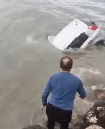 Aracıyla denize düşen sürücüyü Sahil Güvenlik kurtardı