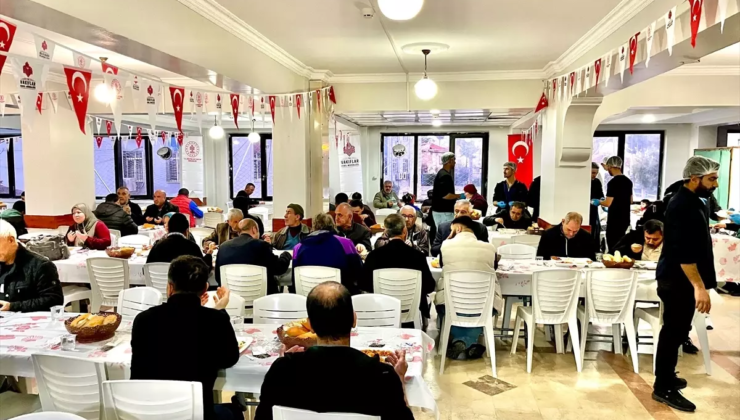 Tarsus'ta Vakıflar Bölge Müdürlüğü iftar programı düzenledi