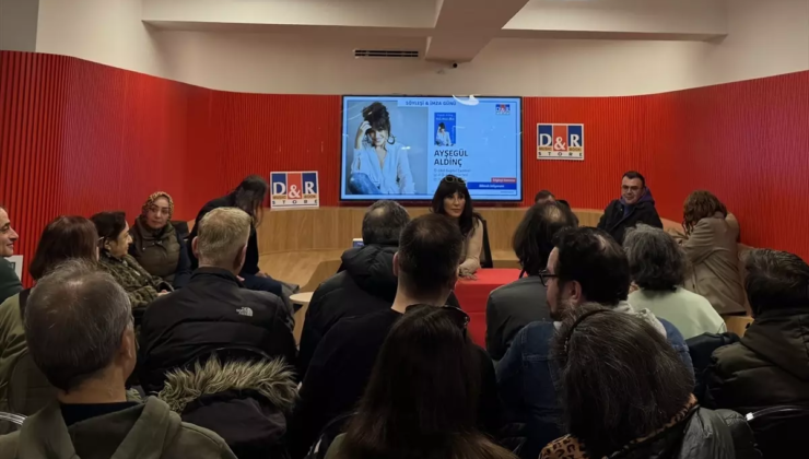 Sanatçı Ayşegül Aldinç, imza etkinliğinde okurlarıyla bir araya geldi