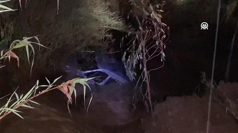 Ağaç dallarıyla hayata tutundu Suya kapılan sürücü böyle kurtarıldı