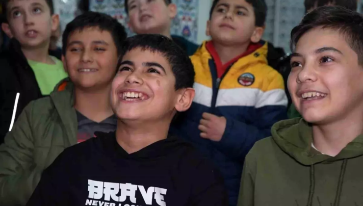 Teravih namazına camiye gelen çocuklar ilahi söyledi